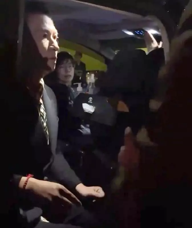 張家輝坐於車上被數名粉絲圍起要求簽名和合照