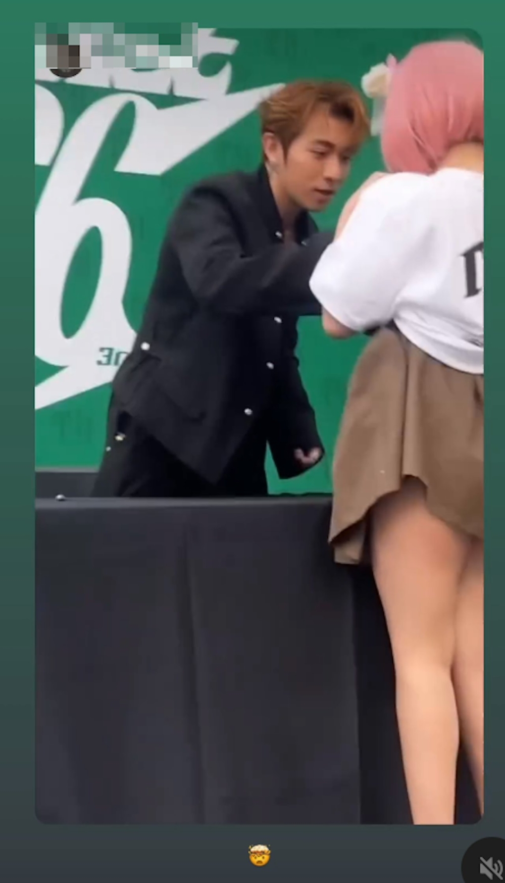 其中一位身穿白Tee的粉絲，更是當場掀衣展現真材實料身材要求Tyson簽名認證