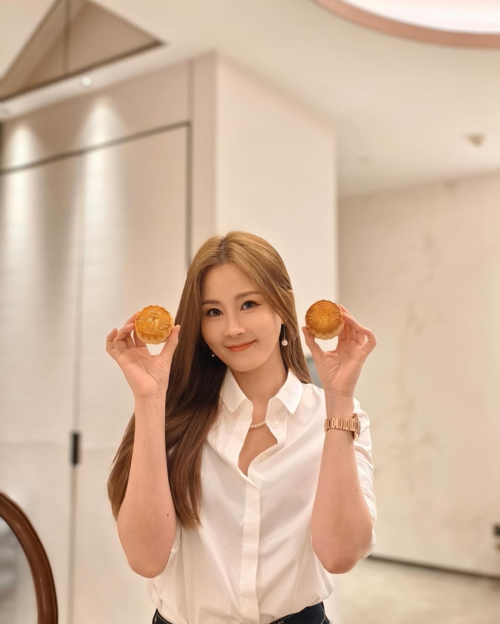 近日李珊珊就邀請了Theresa到自己YouTube頻道做嘉賓聊天