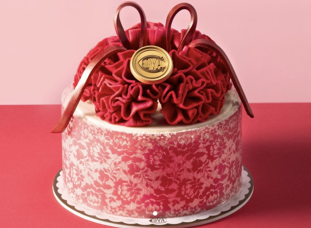 COVA的這款「鮮果忌廉蛋糕」，以紅色康乃馨為主題，無論是外型還是口感都散發著濃濃的愛意！