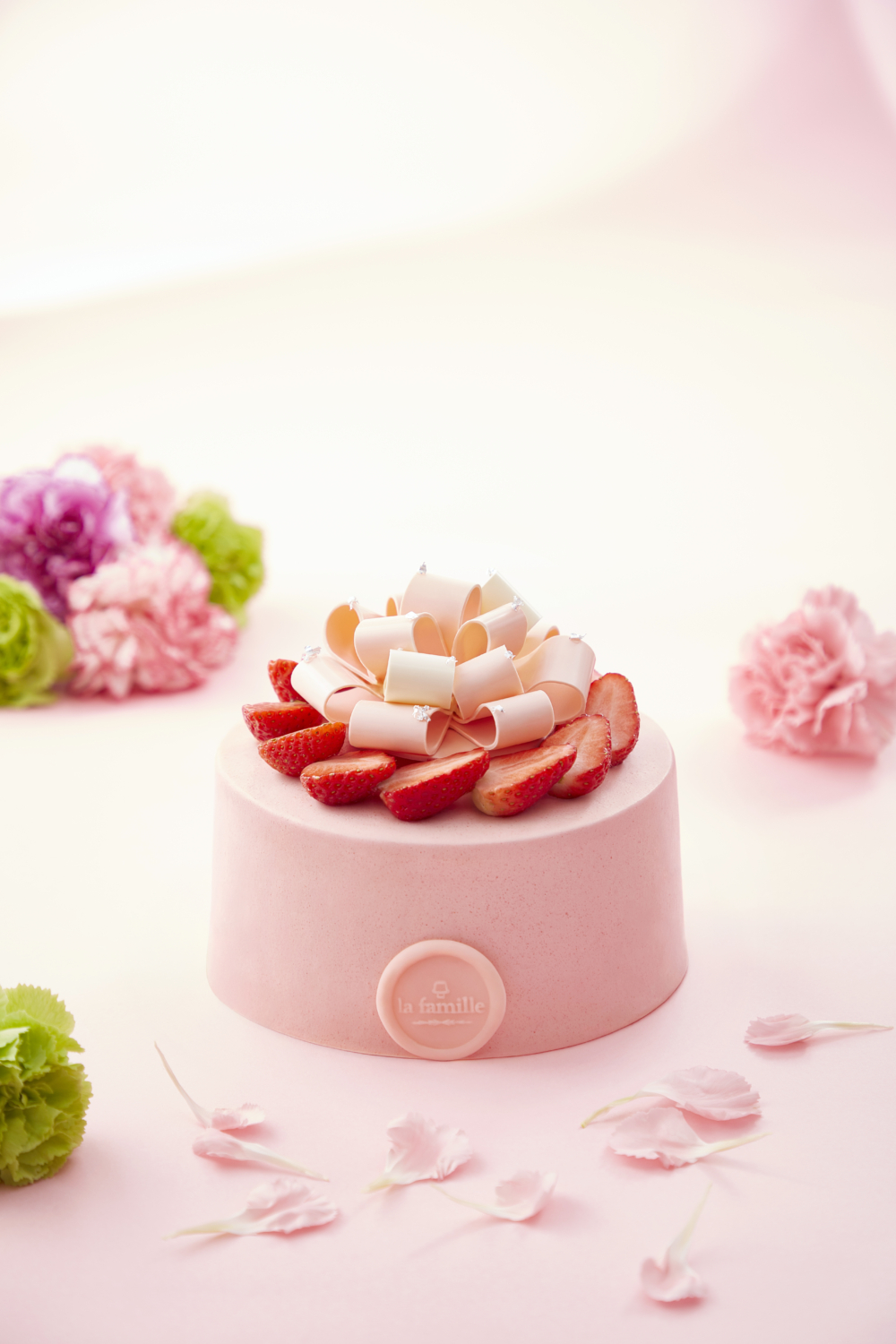 今個母親節，La Famille 以「Pink Ribbon」為靈，推出士多啤梨玫瑰提拉米蘇戚風蛋糕。
