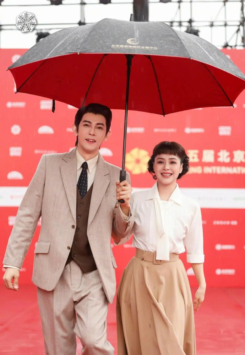 兩人以以經典電影《羅馬假期》造型現身