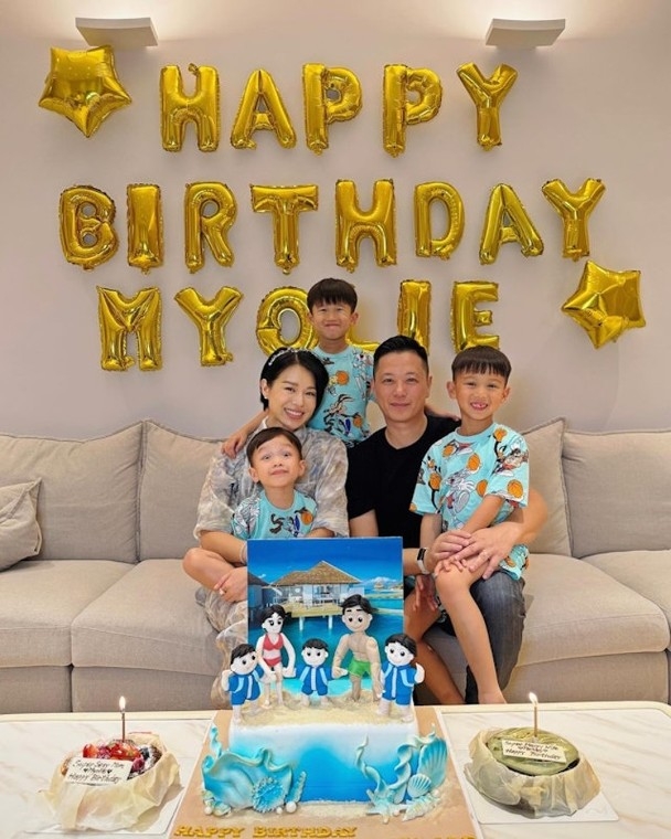 往年會影全家福一家5口的大合照