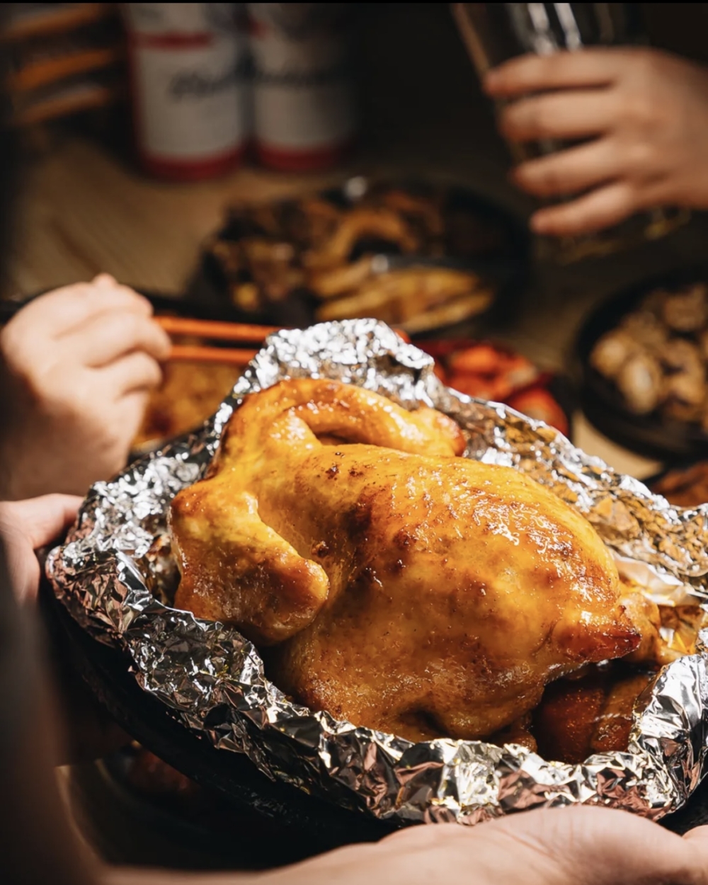 窯雞王以其傳統農家土窯燒製的雞而聞名。