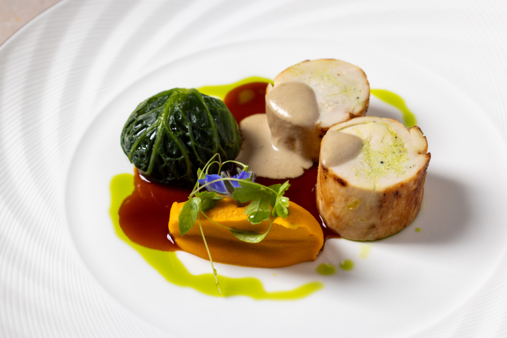 「Chicken Roulade」香煎雞肉卷選用麥當勞的泰國直送雞肉，軟嫩雞肉經醃製 24 小時至入味，搭配經嚴格水質控制而種植的椰菜和香濃醬汁