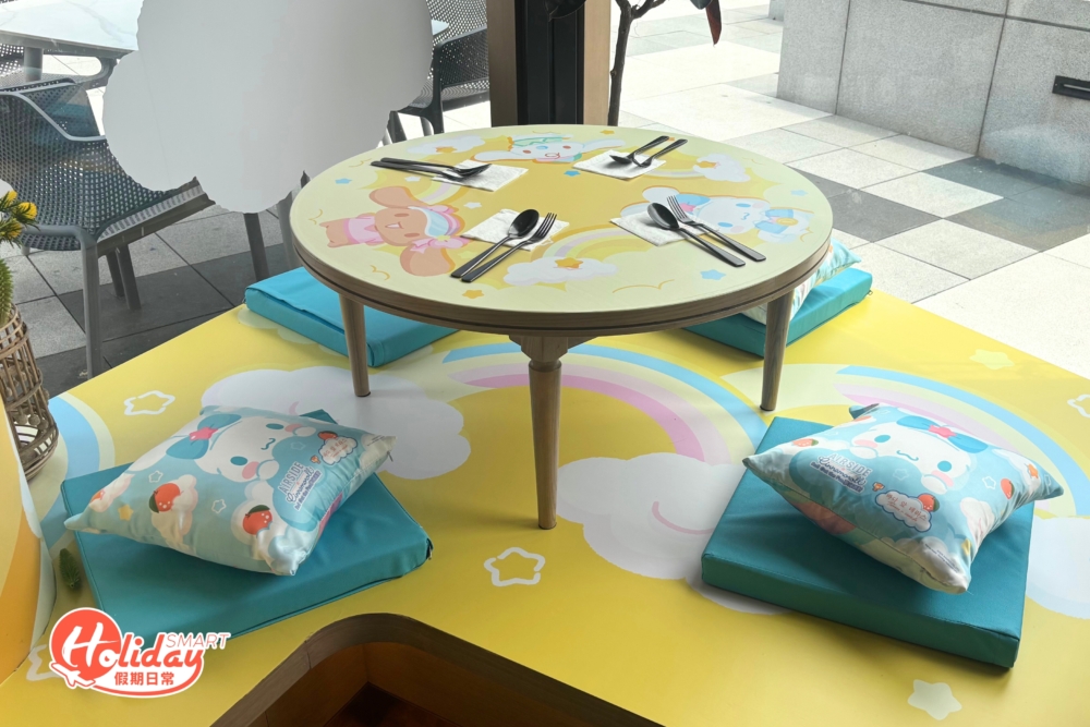 Terrace in seaside超有誠意,連桌子也換成Cinnamoroll款式。