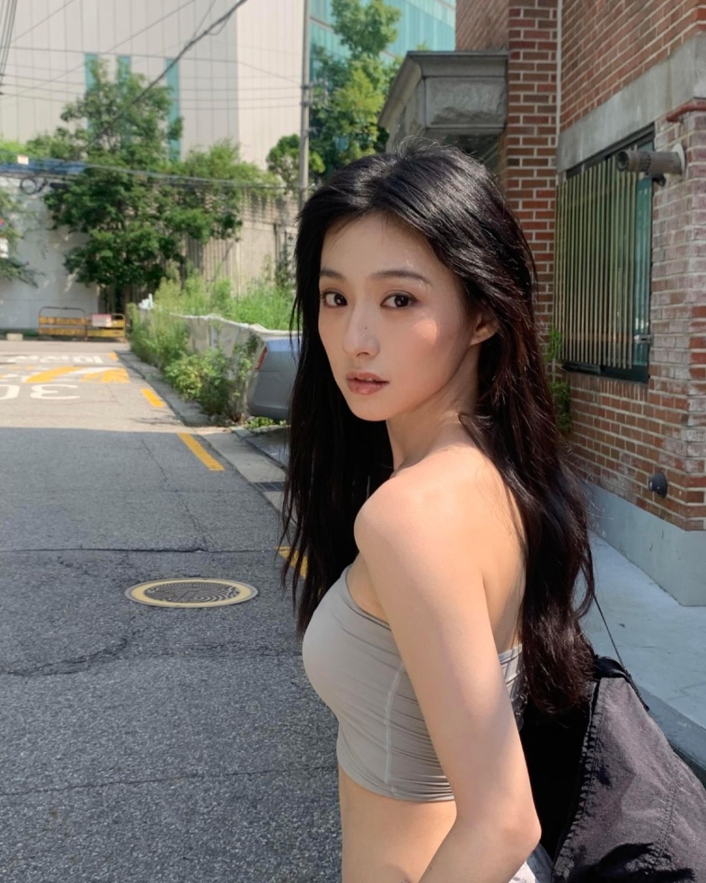 其乾淨立體的五官，以及眼神裡那種清澈的氣質感，被網友指似足韓劇女神金智媛