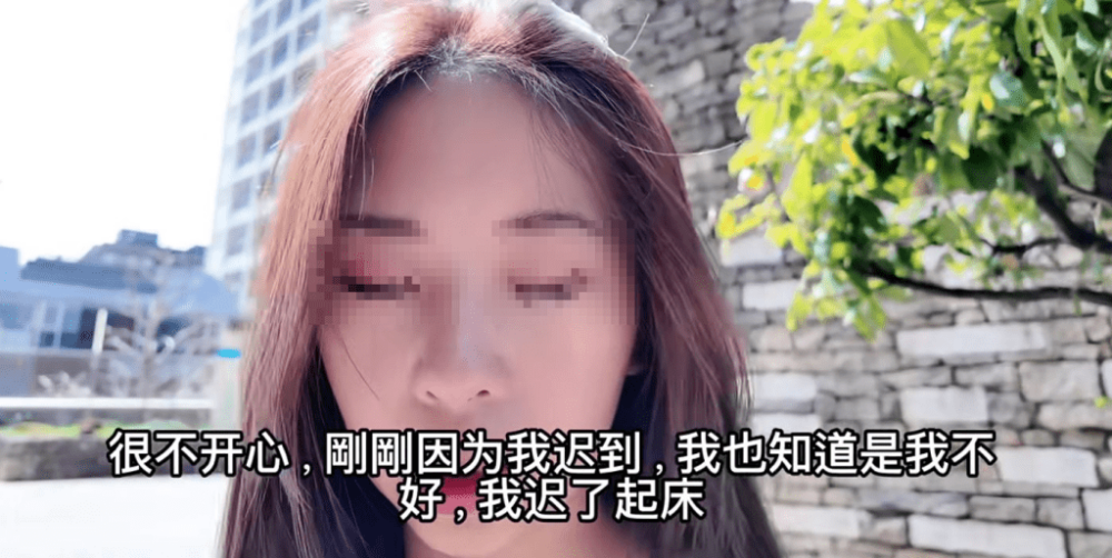 不過到達後，餐廳就以遲到為將她拒之門外，並表示她預付的1,200港元餐費亦將不獲退還