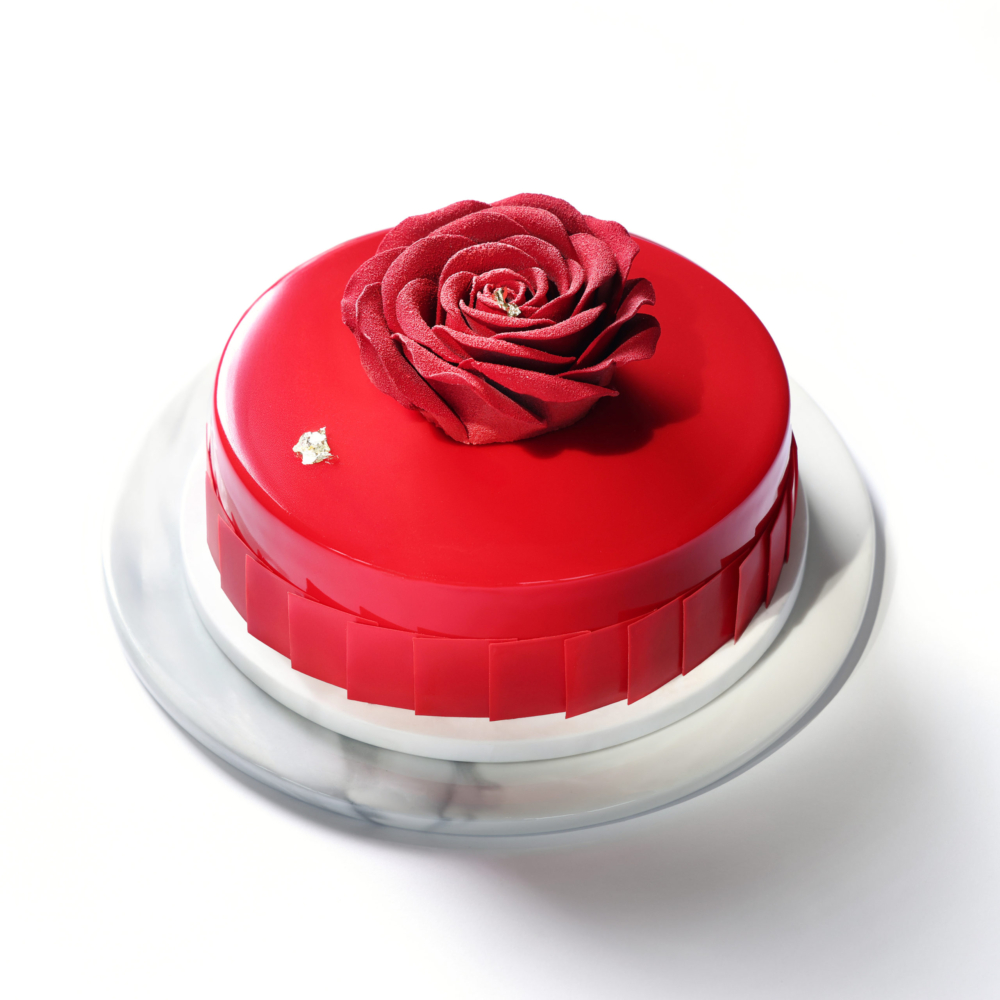 港麗酒店推出的「玫瑰絮語蛋糕」以優雅紅玫瑰為主題。