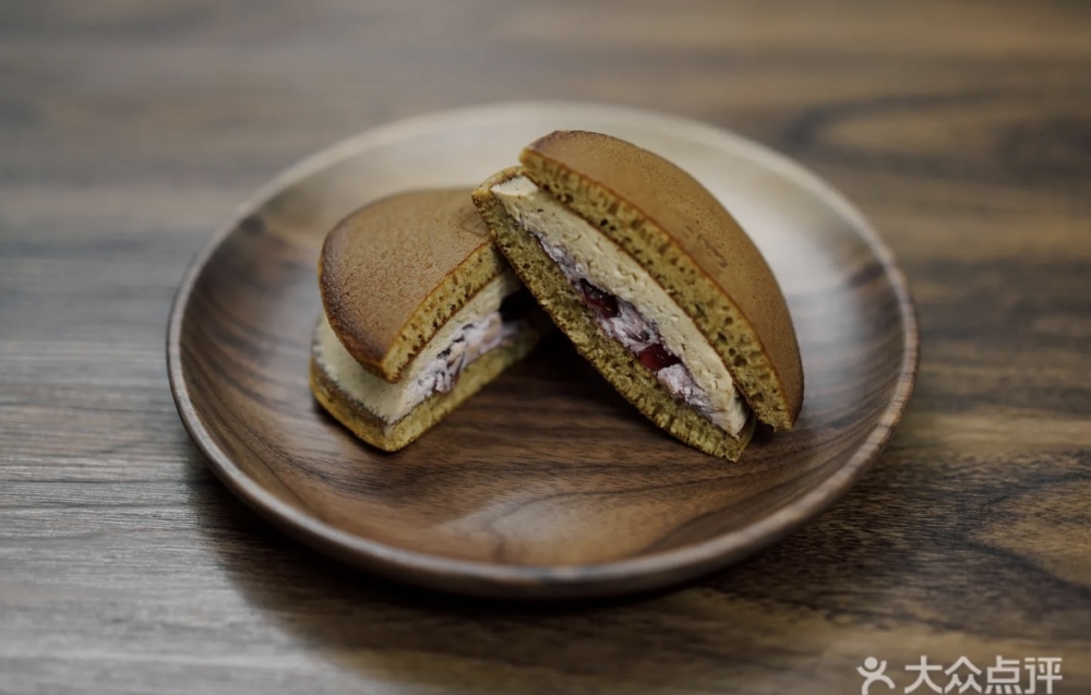 提供多款唔同嘅口味選擇，例如奧利奧芝士、海鹽芝士、紅豆、抹茶奶油及椰子脆脆等