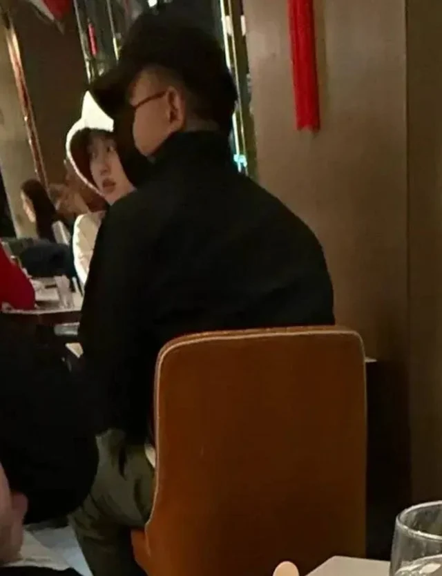 丁丁在今年2月被拍到在黃金海岸的餐廳與混血肥仔手拖手撐枱腳，陷入偷食風波。