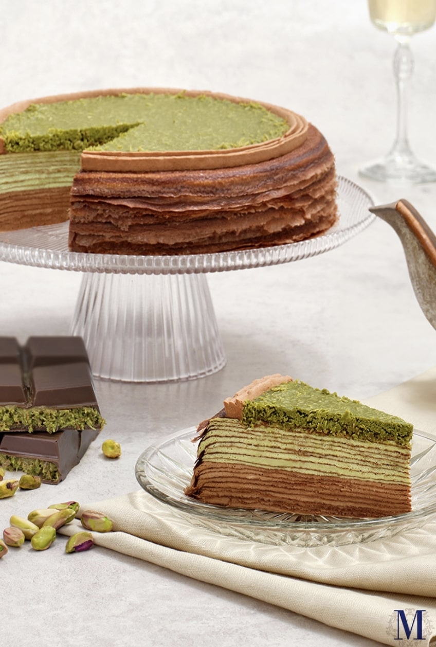 Lady M® 杜拜朱古力千層蛋糕，融合經典千層蛋糕與杜拜朱古力的奢華風味，三色設計以充滿開心果醬的酥脆Kataifi鋪滿頂層；下半部分朱古力手工班戟皮之間分別載滿了開心果鮮忌廉及朱古力鮮忌廉。