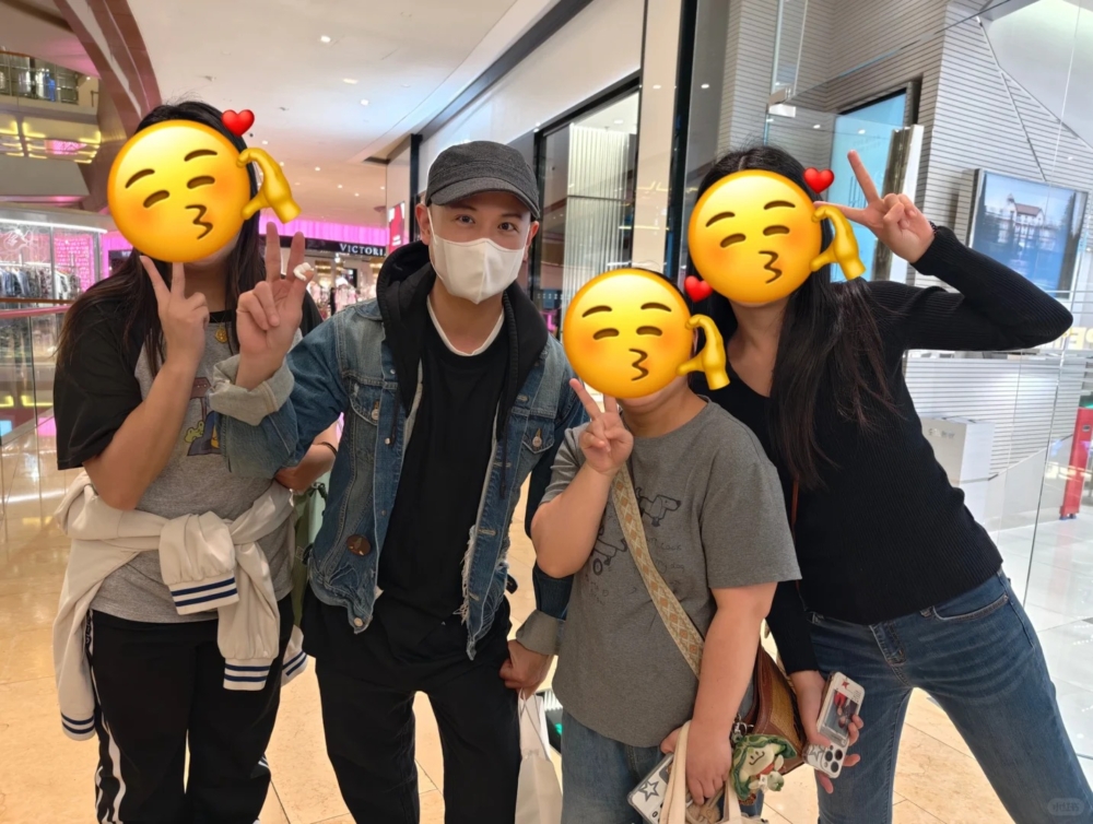 遇網民上前求合照，側田亦有求必應，相當親民。