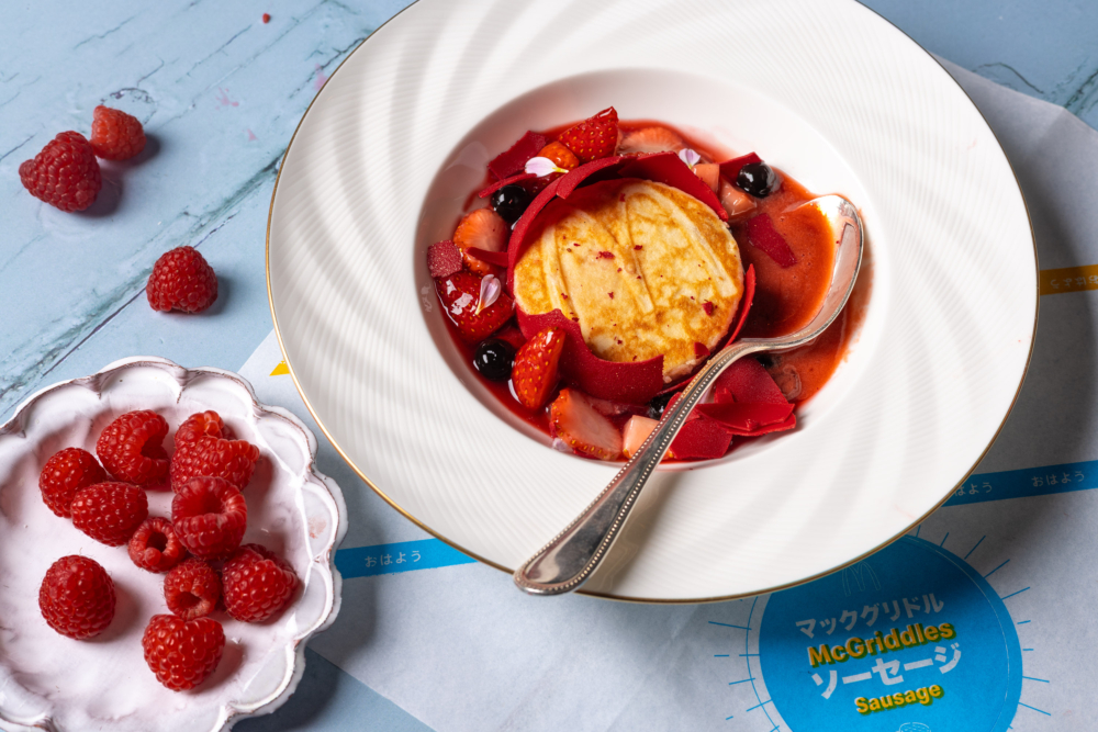 「Charlotte」用上人氣大熱的楓糖班戟漢堡（McGriddles）、100%錫蘭茶葉和黑糖珍珠，搭配時令士多啤梨及藍莓
