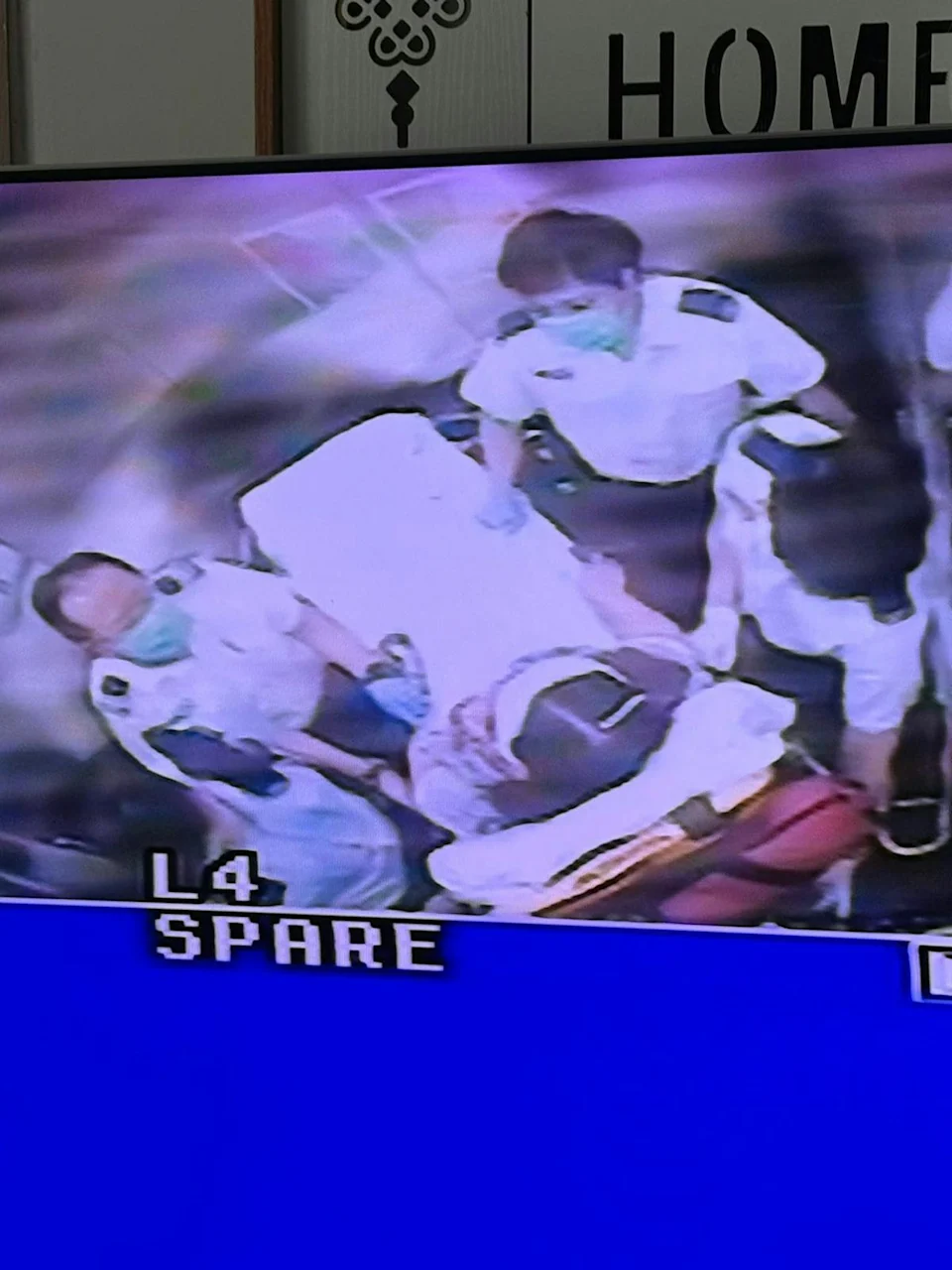 警方到達現場後，就發現該樓層有一男一女受傷，全身染血