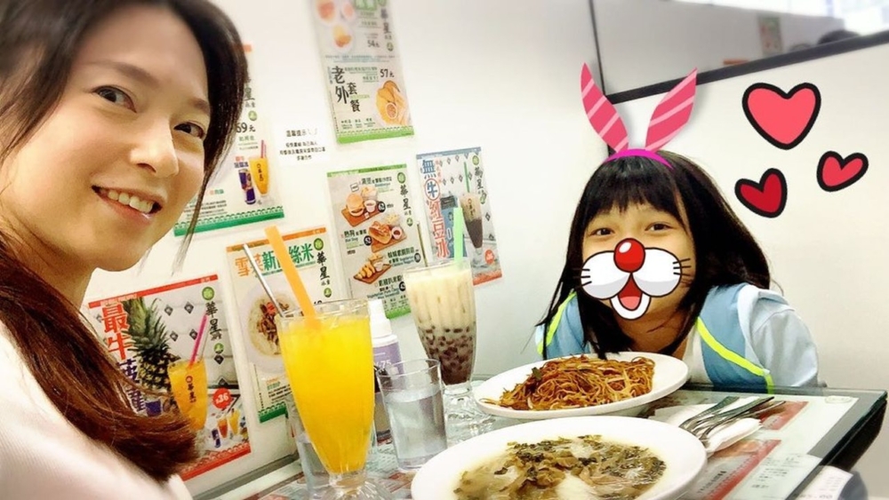 皆因有網友指出郭以雅當日所著的小背心容易「走光」，指責歐倩怡警覺性太低