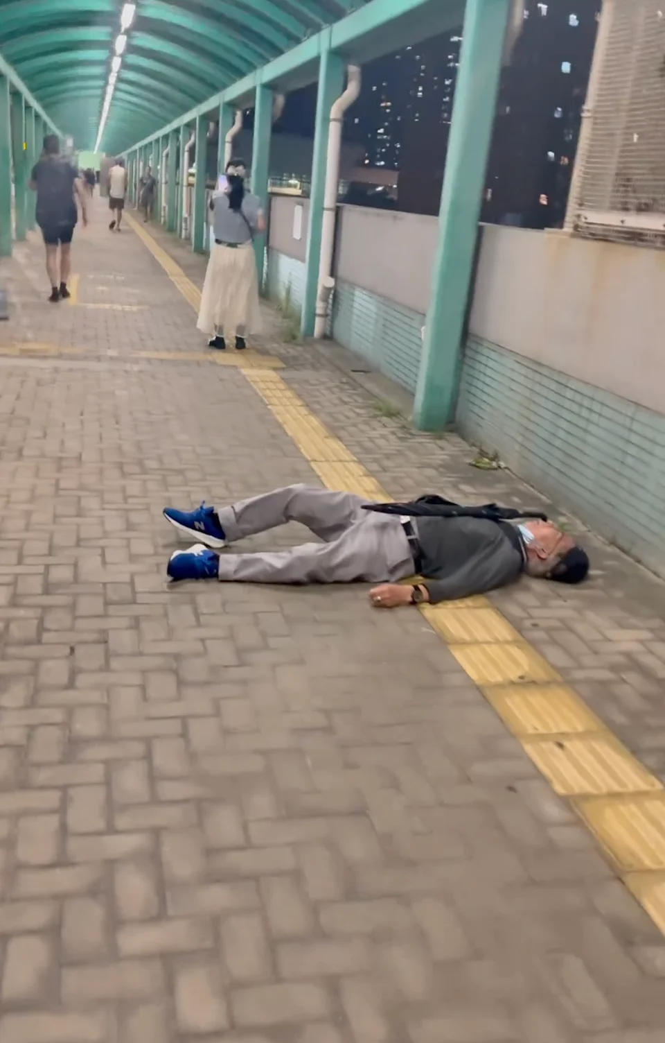 同時又有另一段片段瘋傳,當中見有一名極似何伯的男子躺在街頭