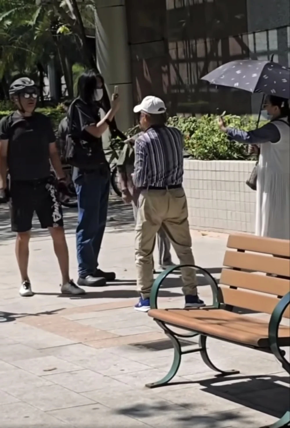 有天水圍街坊直擊二人於街頭直播時與街坊激烈爭執