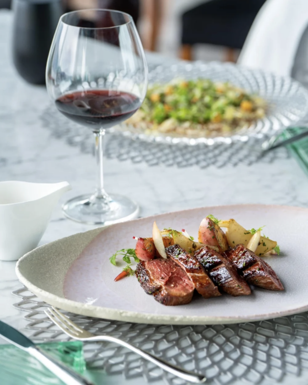 惠顧大堂茶座晚餐4位或以上，即可享1位免費及獲贈生日蛋1個。