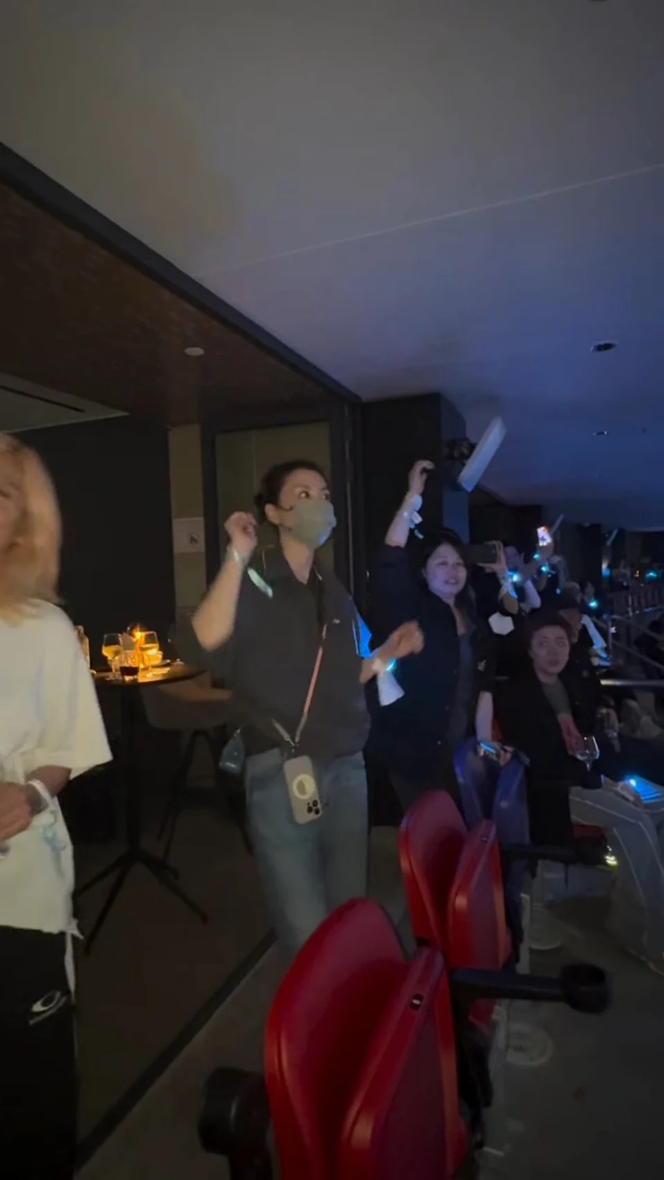 王菲被拍到聽男友唱歌陶醉得手舞足蹈的樣子