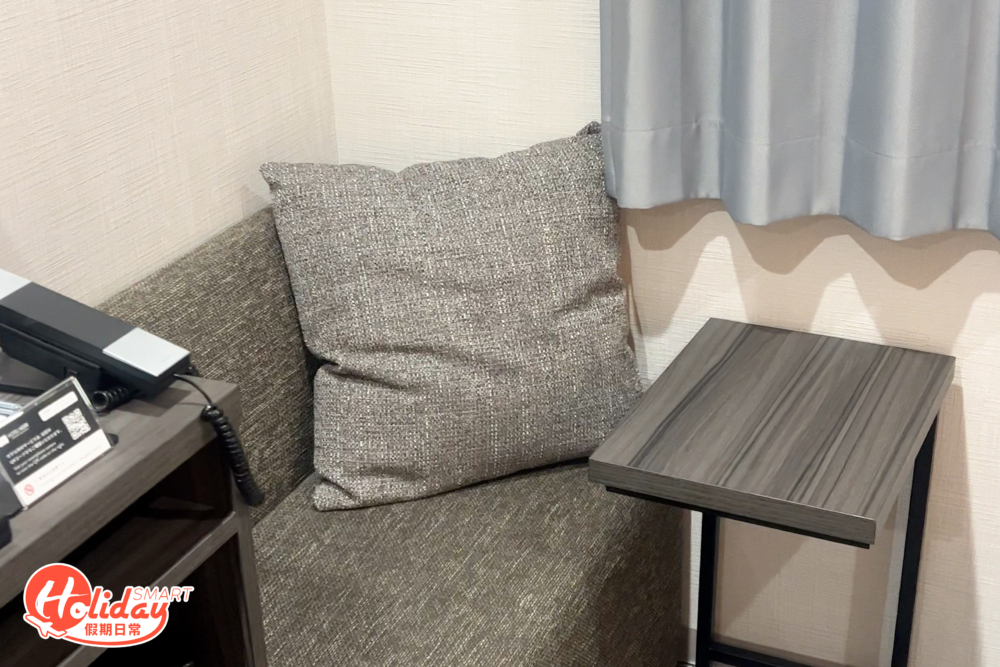 房內設有沙發位置供休憩放鬆。