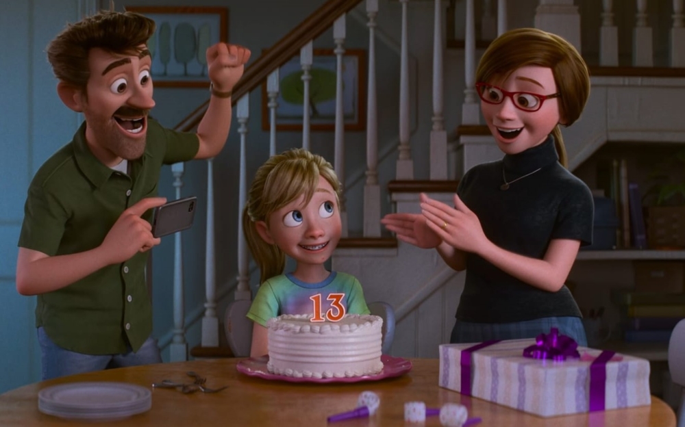 萊莉媽媽溫柔體貼，努力理解和支持因為搬家而情緒低落的萊莉。