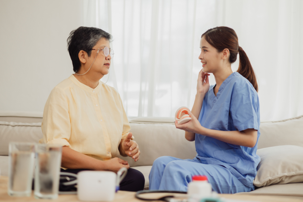 合資格長者可以前往長者中心、社區中心或指定的牙科診所接受初步甄別及進行申請。