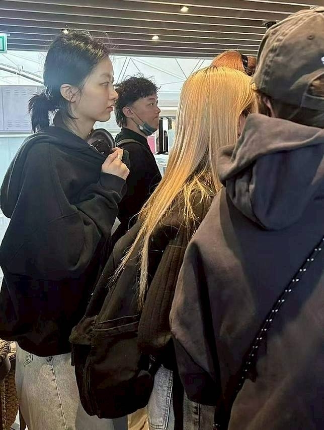 早前康堤與家人到日本旅行時就有被網民偶遇，當時其高挑的身材與亮眼的外型亦一度受到關注。