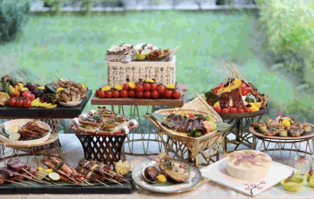 每6位成人惠顧自助午餐或晚餐，其中1位當月壽星即可免費享用自助餐！