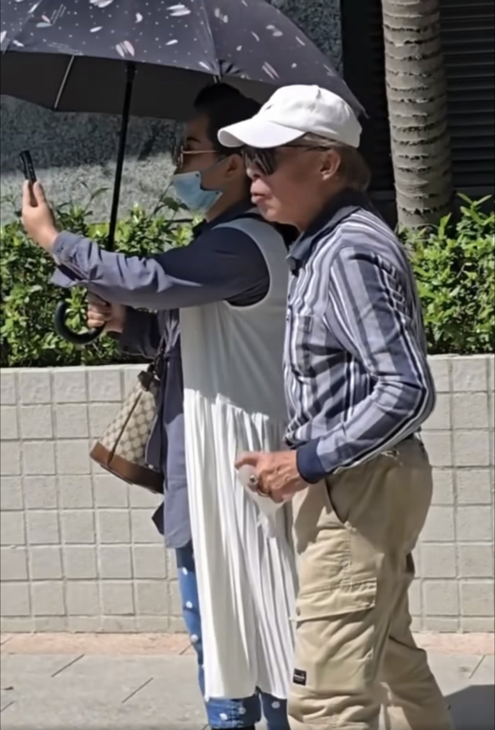 其後何太就疑因擔心何伯說粗口會影響直播，於是試圖制止何伯