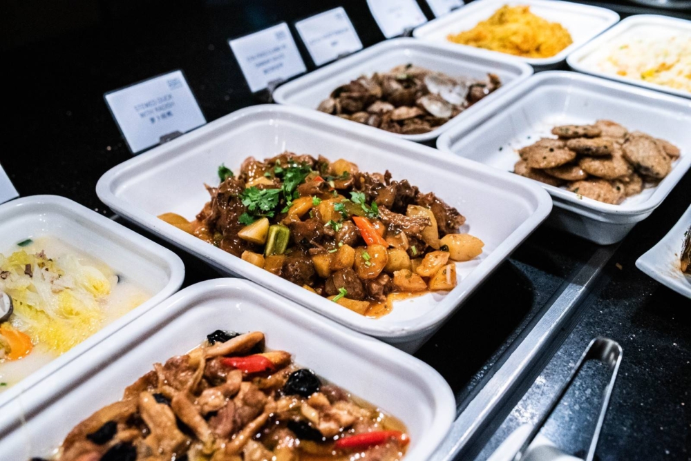 涵蓋中菜、西式熱葷、日式小食、刺身壽司、冷盤沙律、甜品燒烤肉類等。