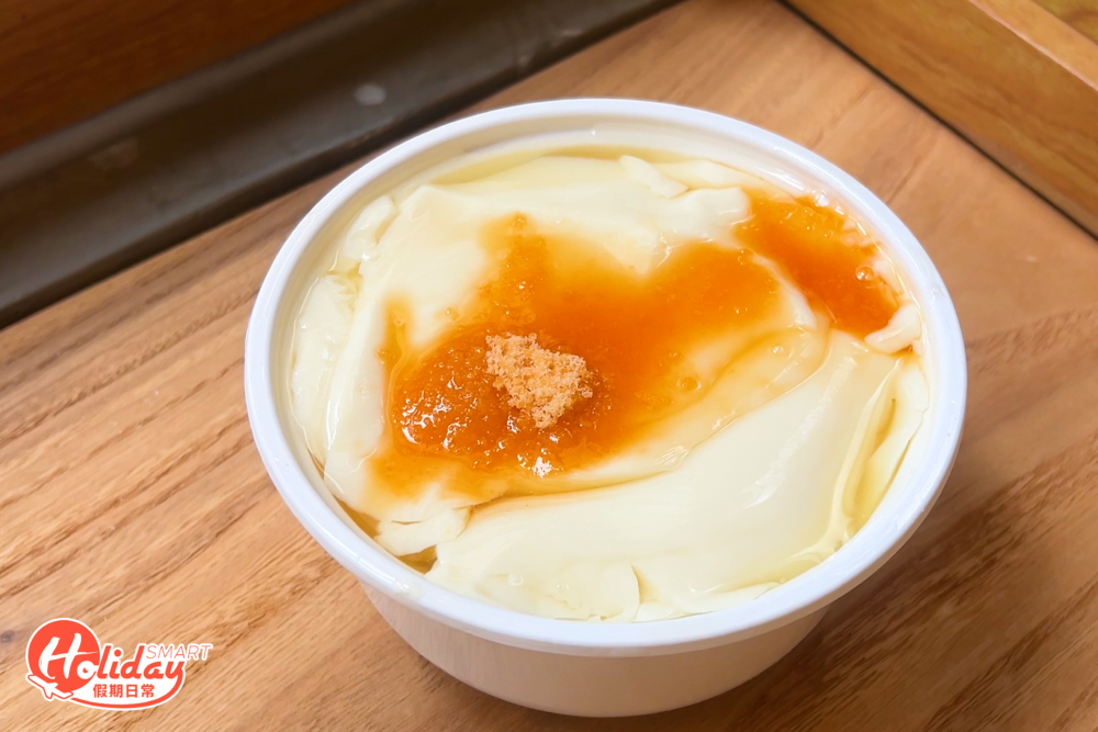 豆腐花質地很滑溜，配上桂花蜜散發淡淡清香，甜度適中。