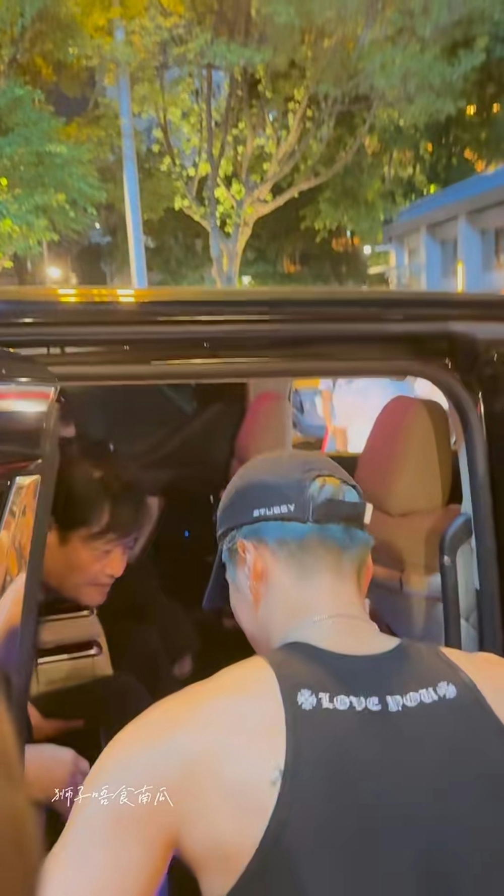 Jackson護送父母上車至兩老順利離開後才登上自己的座駕,非常乖仔。