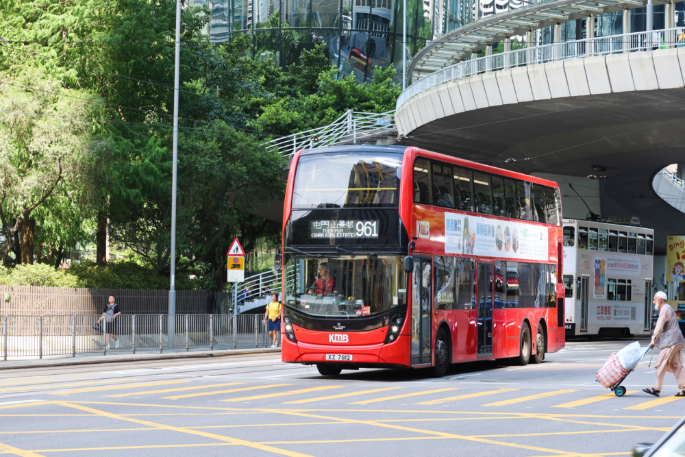 「九巴月票」是一張電子月票，附載在八達通卡及相關產品內。