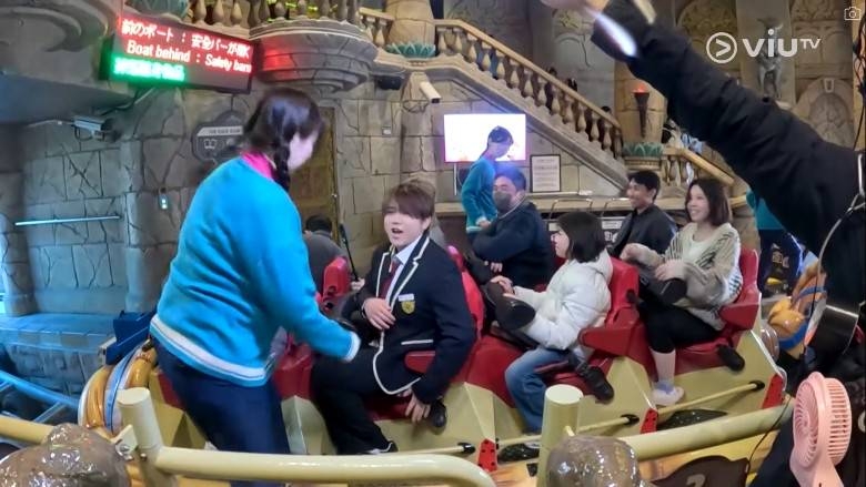 上到過山車繫上安全帶後，姜濤急叫工作人員幫他Double Check