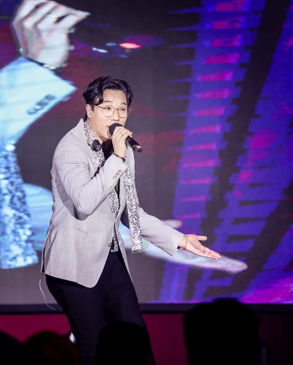 不過仔細一看，就能發現他又在文尾加上「企業培訓師」的hashtag