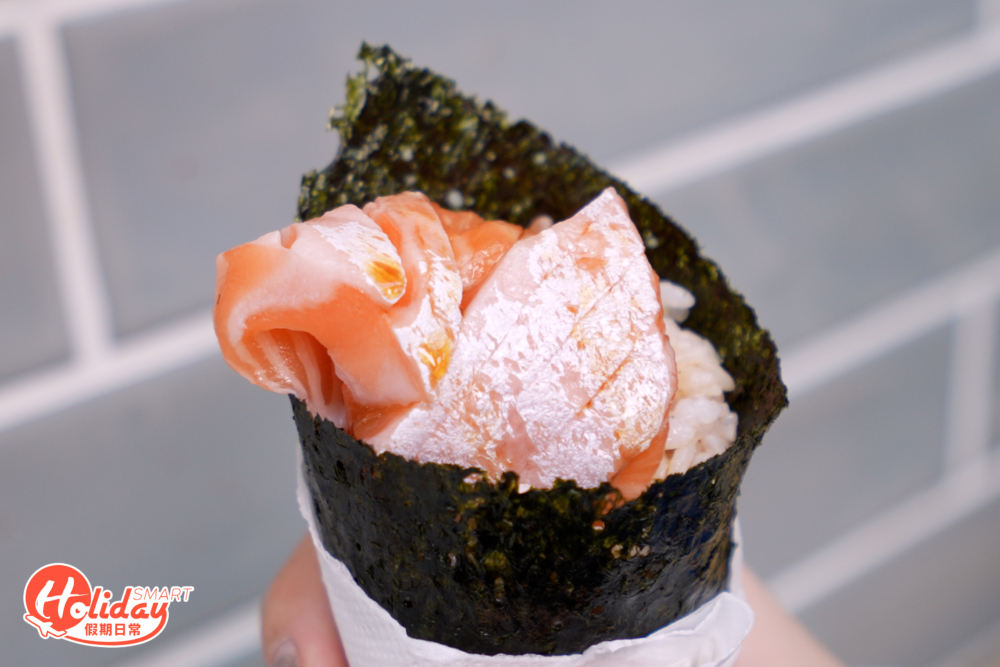 招牌三文魚腩手卷（$28），魚腩大件足料，厚切至約3cm。