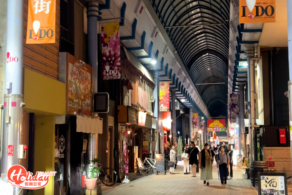 酒店位於商店街之中。