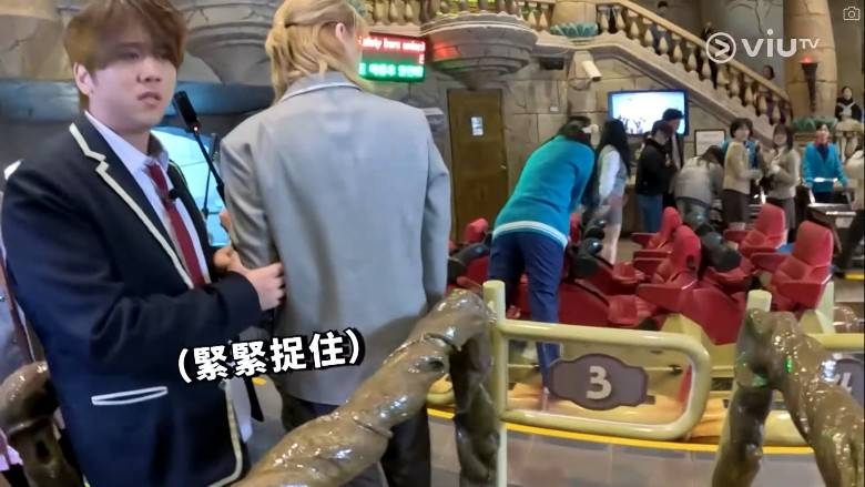 在排隊玩過山車時就見姜濤全程緊緊捉實Jeremy