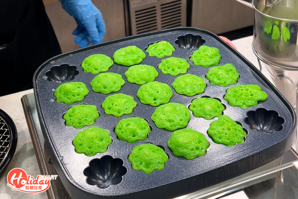 新鮮出爐熱騰騰,外型脹卜卜像一朵盛開的花。