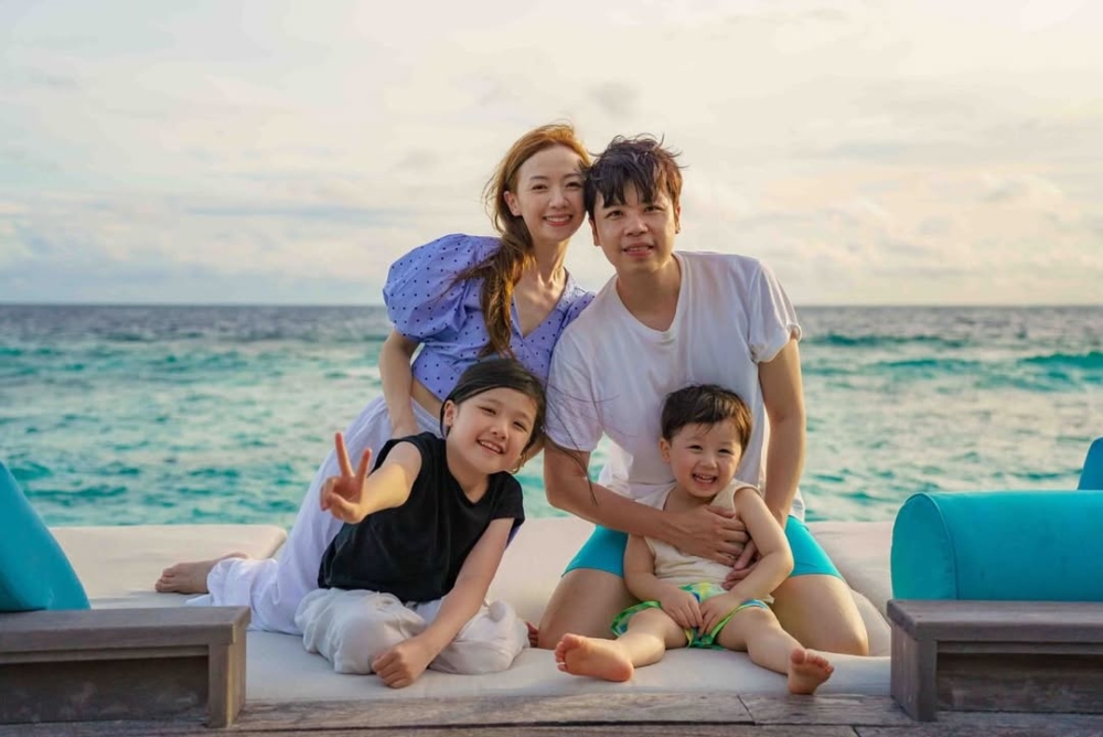 據知Elaine目前現居澳門，早已淡出娛樂圈並專注家庭生活並育有一對子女。