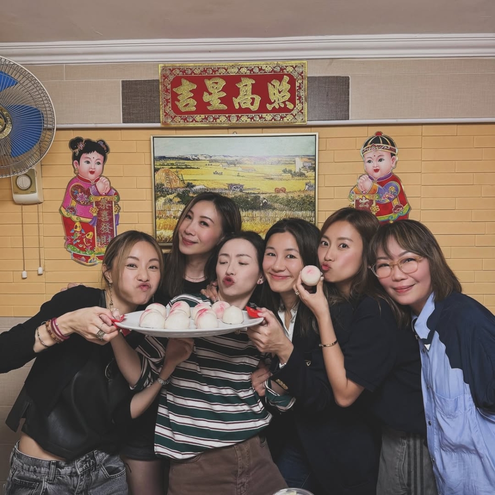 當日聚會亦齊集了齊咗Stephy、Miki（楊愛瑾）、Angela（區文詩）同Gloria（陳素瑩）等多位Cookies成員。