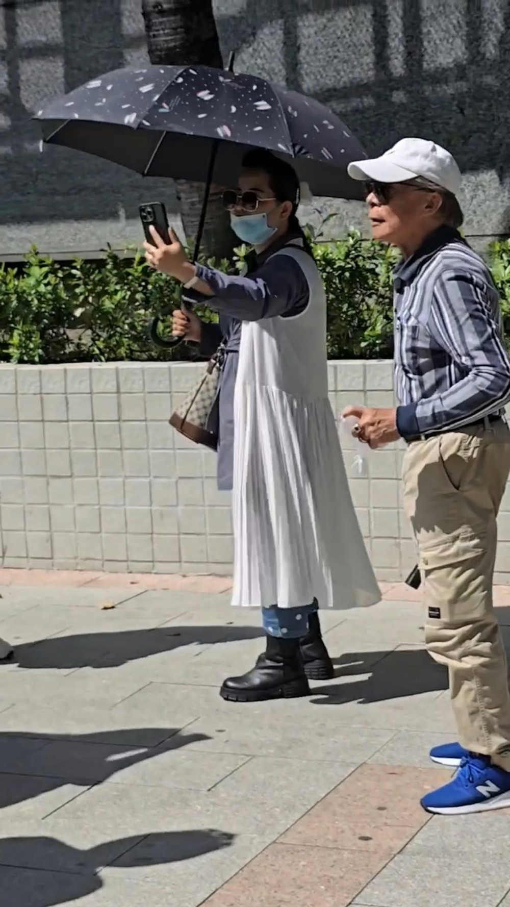 何伯怒火中燒粗口怒斥路人：「你老X，鹹水草，X臭你老X！你老X發姣呀？」