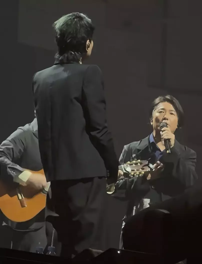 事後當日的表演片段在內地社交平台被瘋傳