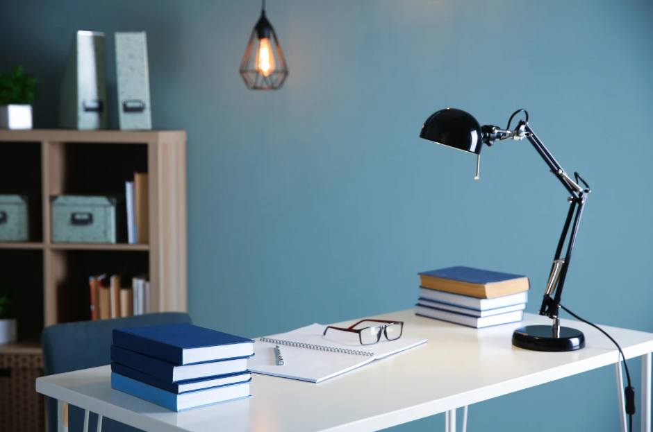 書房/工作區：想要提升專注力，讓工作或學習效率倍增？不妨考慮墨綠、深藍或深紅，這些色彩能助你集中精神，令工作與學習更事半功倍！