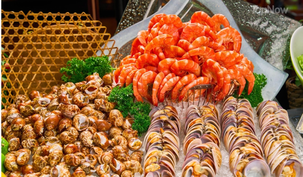 海鮮自助餐產品提供多樣化的即開冰鎮海鮮、精選厚切刺身、現煎烤肉扒類、豐富中西熱菜、精緻甜點及飲品