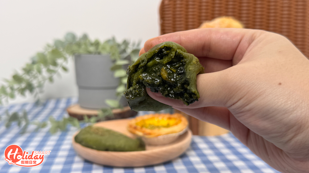 如果你是超級開心果控，就一定要試試兩款開心果甜品！$12開心果燒餅，口感煙韌有嚼勁，開心果味濃郁，每一啖都充滿堅果香氣，愈食愈過癮！