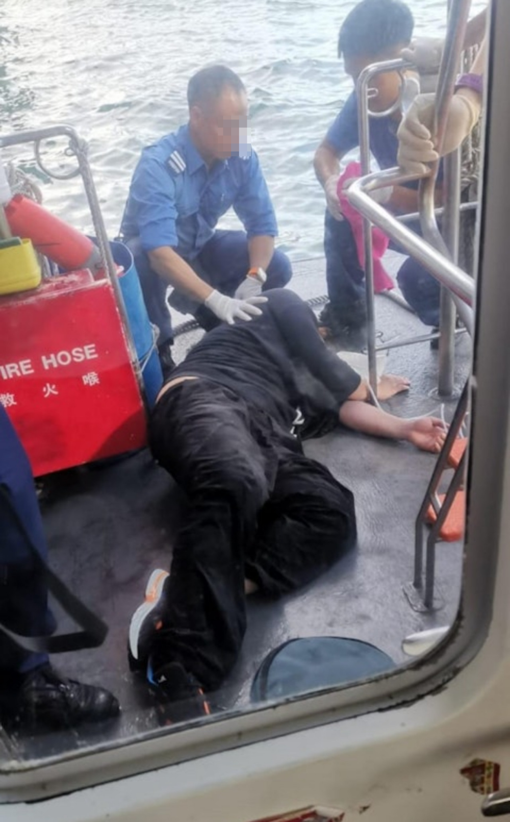 男團MIRROR成員姜濤昨日（24日）下午於西區副食品批發市場附近墮海，獲救時清醒，並送院治理。