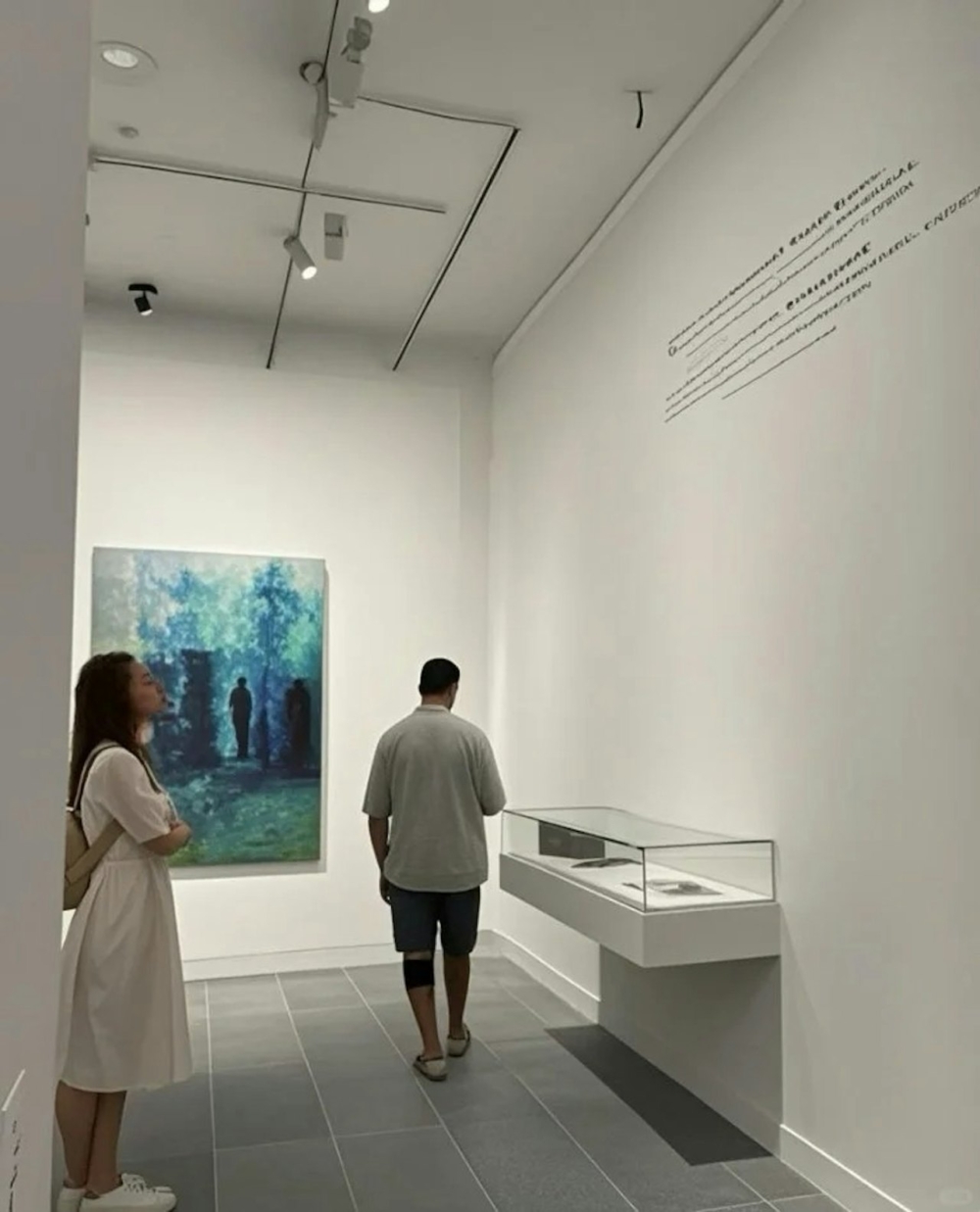 有網民在法國巴黎橘園美術館偶遇徐子珊並拍下了一張側面照