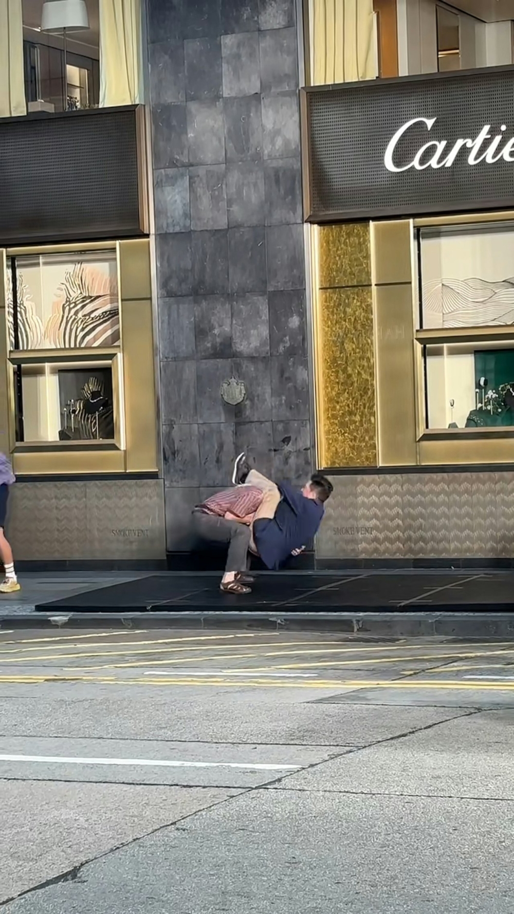 影帝張家輝居然無故在街頭大打出手?其實實情張家輝當時是在拍攝新廣告